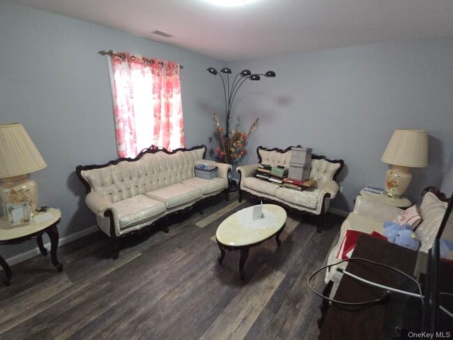 Building Photo - 60 Oak St