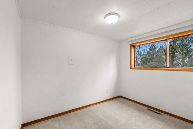 Building Photo - 5 Bed 2 Bath Spacious 3200 sq/ft Lower South Hill brick rancher property