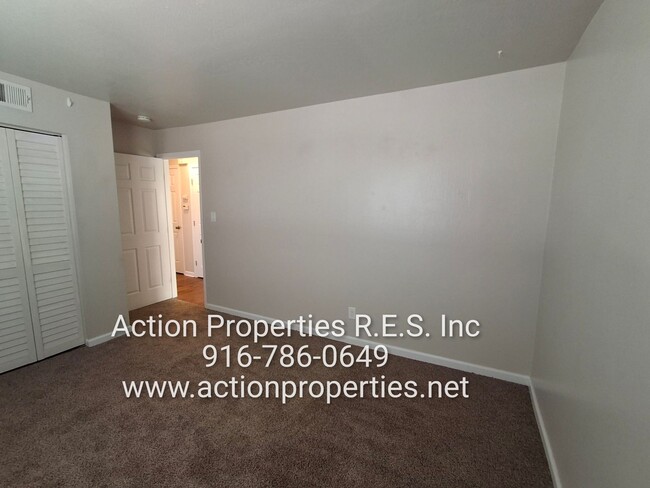 Building Photo - Single Level -Roseville Greens - 2 Bedroom...