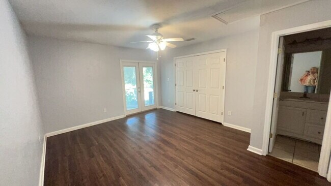 Building Photo - Spacious 1 BR 1 BA Available in July!