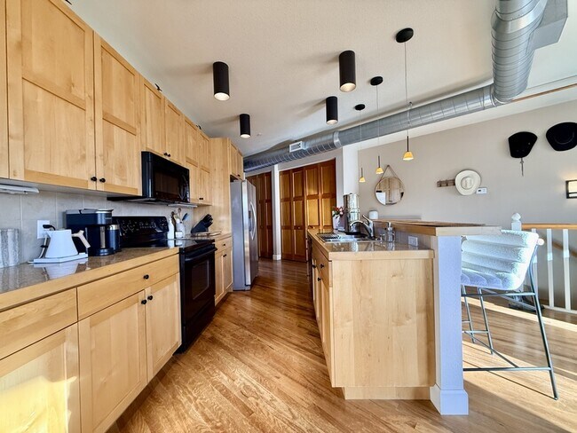 Building Photo - 261 Pine St