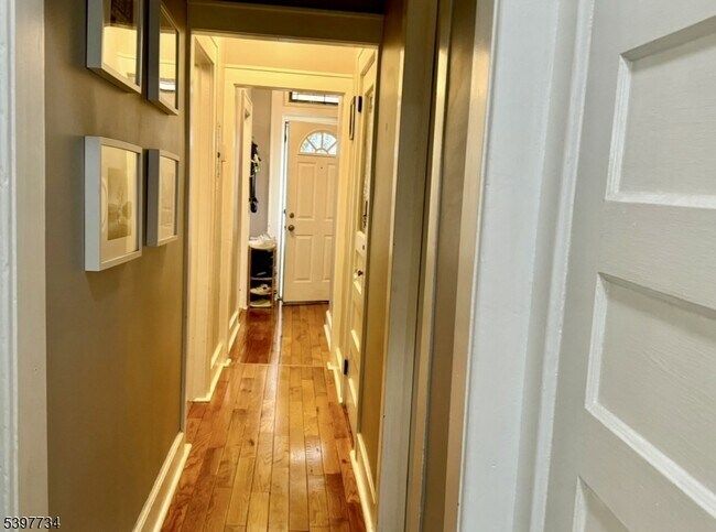 Building Photo - 10 Willowdale Ave