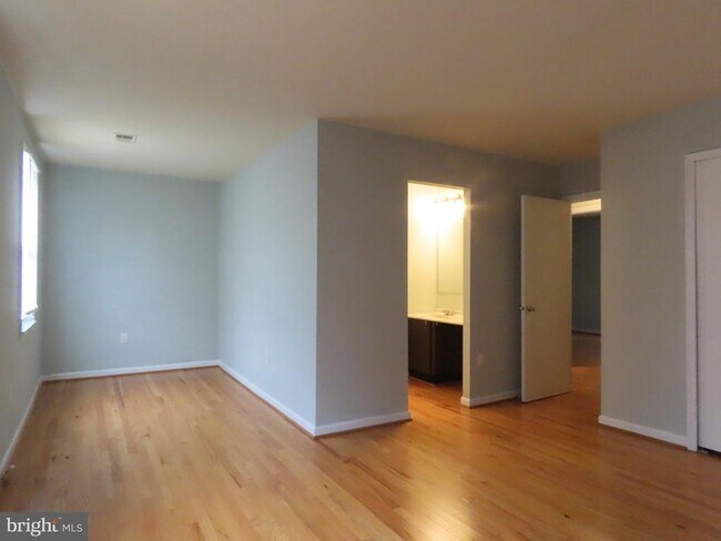 Building Photo - 624 Northcliffe Dr