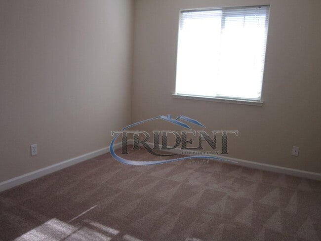 Building Photo - 3 bedroom, 2 1/2 bath halfplex/townhouse