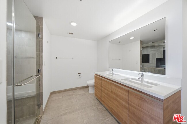 Building Photo - 3785 Wilshire Blvd