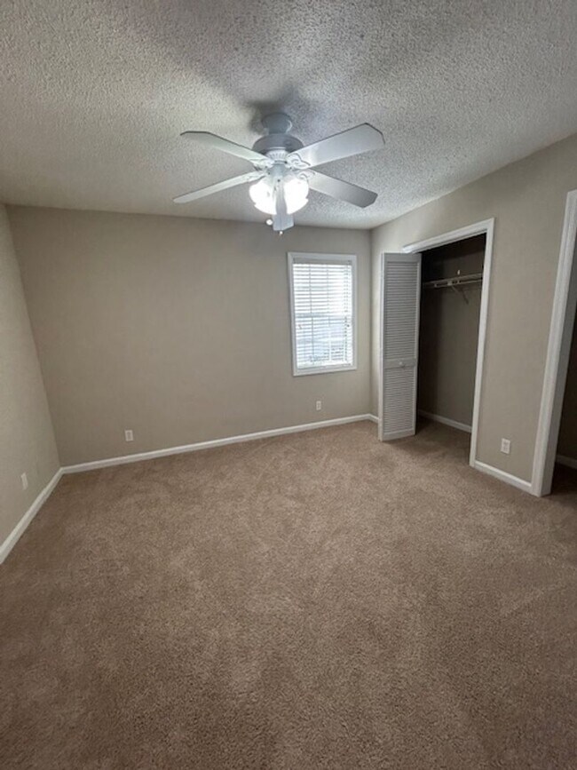 Building Photo - 803 W Island Square Dr