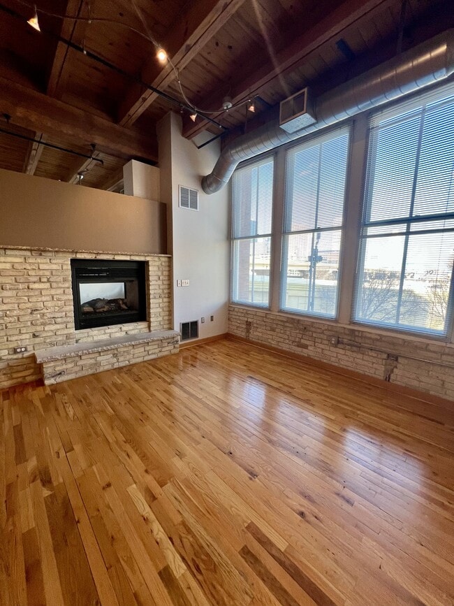 Building Photo - 413 N 2nd St