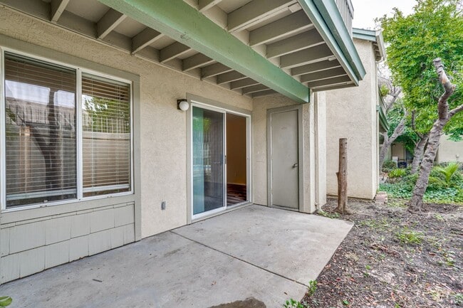 Building Photo - Cute One Bedroom Condo with Central AC and Heat.