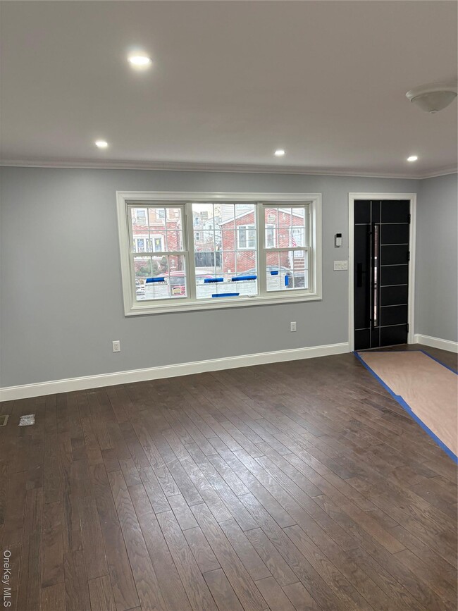 Building Photo - 98-29 Albert Rd