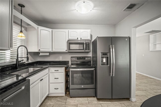Building Photo - 2210 Parkview Dr