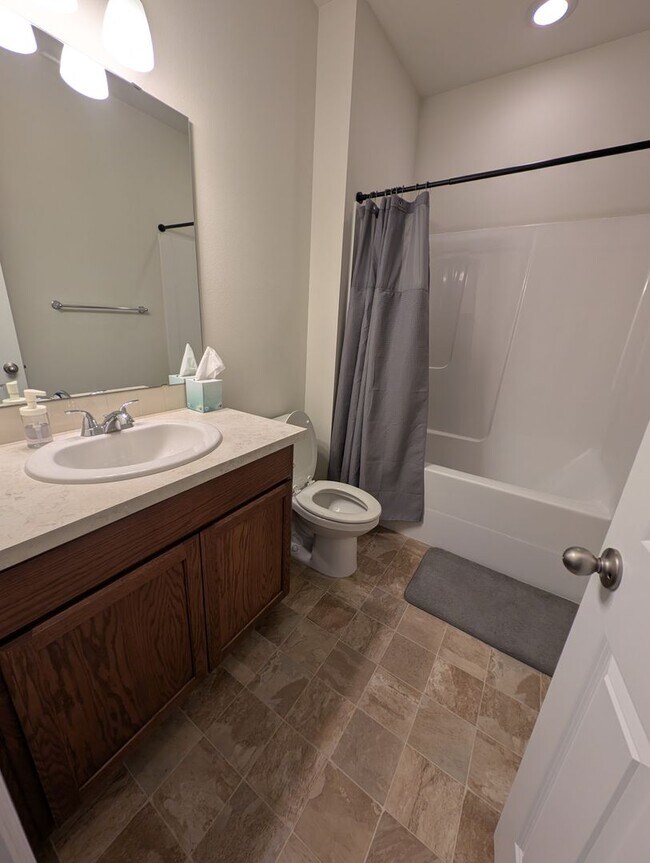 Building Photo - One Story Living in Port Orchard! Large 3 Bedroom Available for Rent!