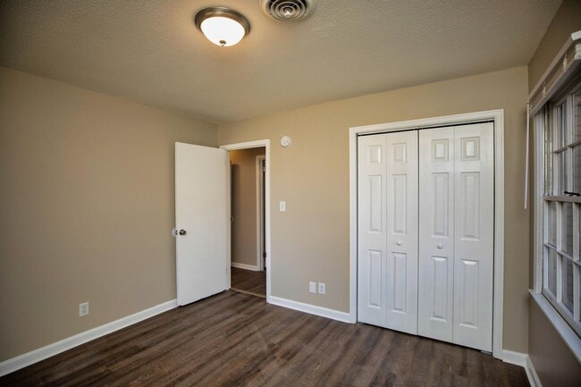 Building Photo - ** 3 bed 2 bath located in Dalraida ** Cal...
