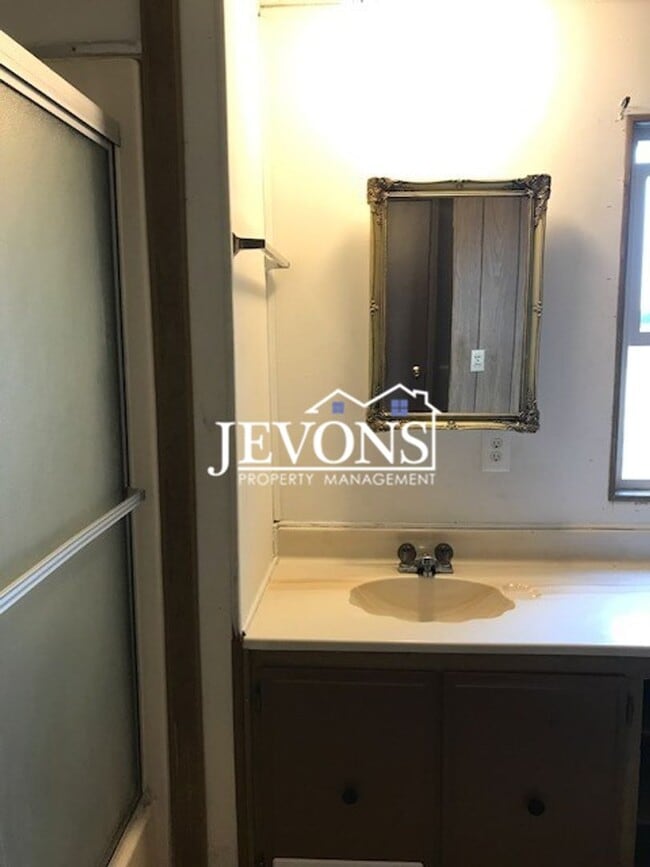 Building Photo - Experience this inviting Tieton home - Flexible short-term and long-term leases