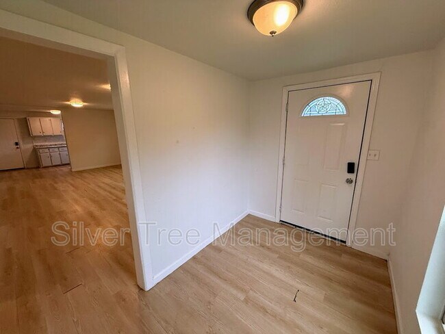 Building Photo - 506 W Parnell St