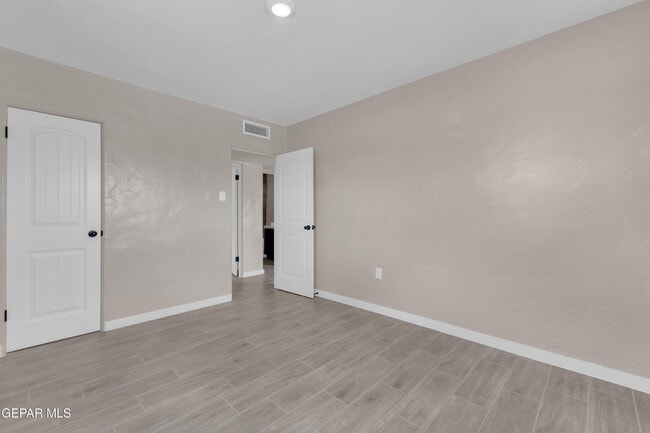 Building Photo - 8931 Robert Dr