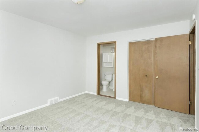 Building Photo - 946 N Adams Rd