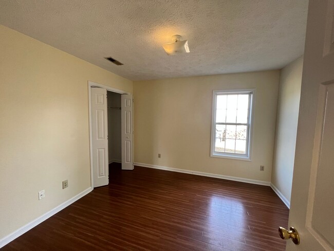 Building Photo - Ogden Cottage home, wood floors, open floo...