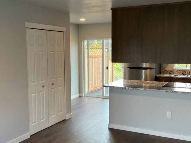 Building Photo - 2 BEDROOM/ 2 LEVELS TOWNHOME (Down the hill in front of Taco Bell in Phoenix Oregon)