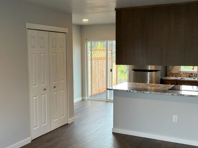 Building Photo - MOVE IN SPECIAL**  2 BEDROOM/ 2 LEVELS TOW...