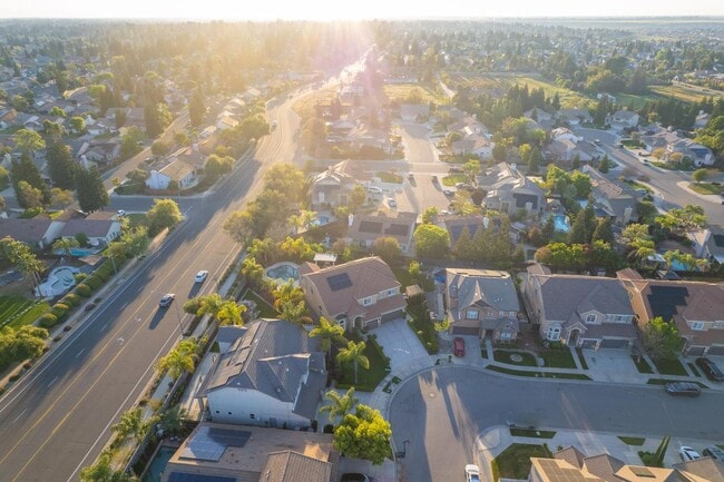 Building Photo - 10509 N Sierra Vista Ave