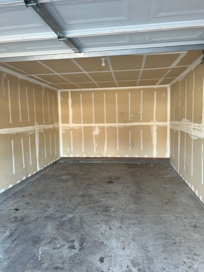 Building Photo - 3 Bedroom Upstairs Condo with Garage