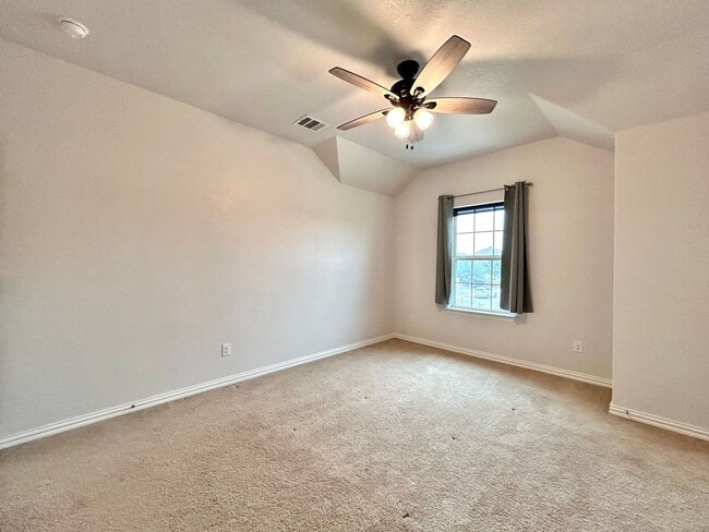 Building Photo - Bright & Beautiful 4 Bed, 3.5 Bath Home with Room for Everyone