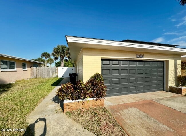 Building Photo - 1104 Jacaranda Ave