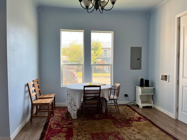 Building Photo - 435 Ash St