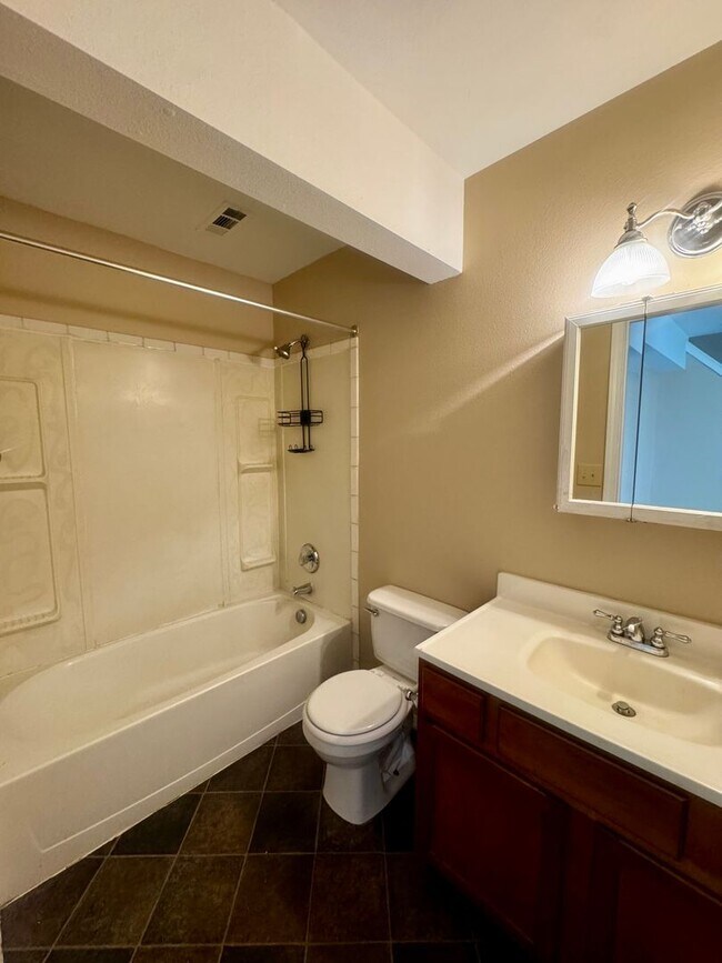Building Photo - Charming 4 Bedroom close to Patty Jewett Golf Course