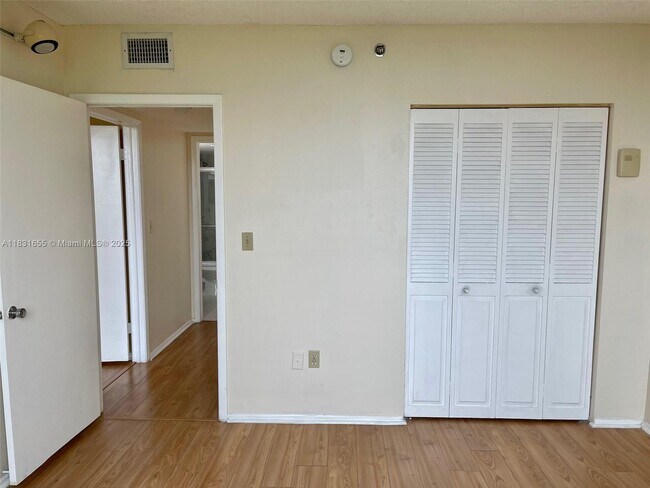 Building Photo - 919 Hillcrest Dr