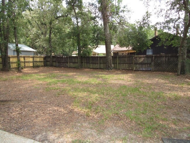 Building Photo - Close to schools, shopping & hospitals!