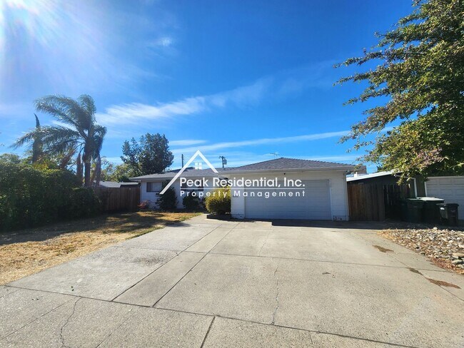 Primary Photo - Charming 4bd/2ba Home with Large Backyard