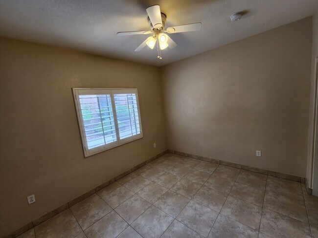 Building Photo - 1050 E Cactus Ave