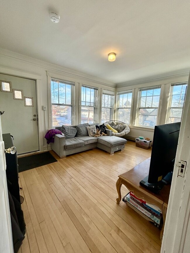 Building Photo - AVAILABLE JUNE 1st - Great 4 Bed, 1 Bath in East Duluth!