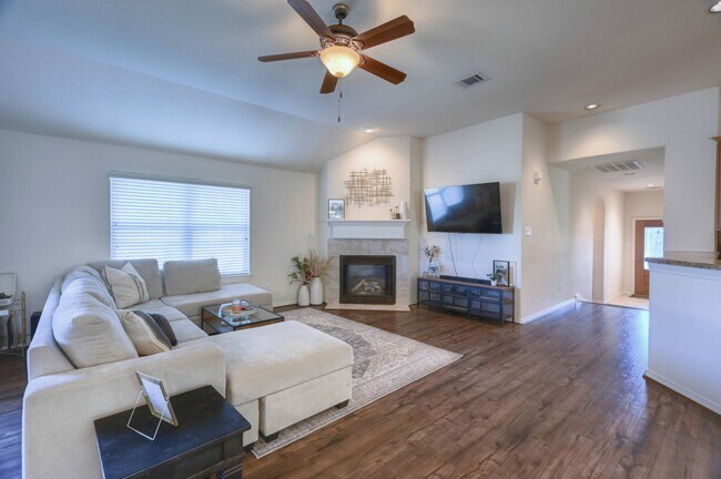 Building Photo - 108 Cove Cir