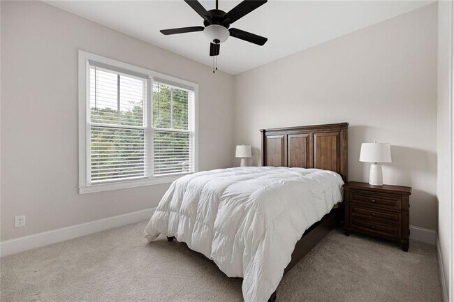 Building Photo - 109 Village Green Ave