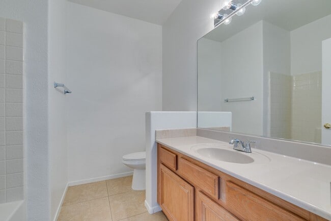 Building Photo - Beautiful 2nd floor condo