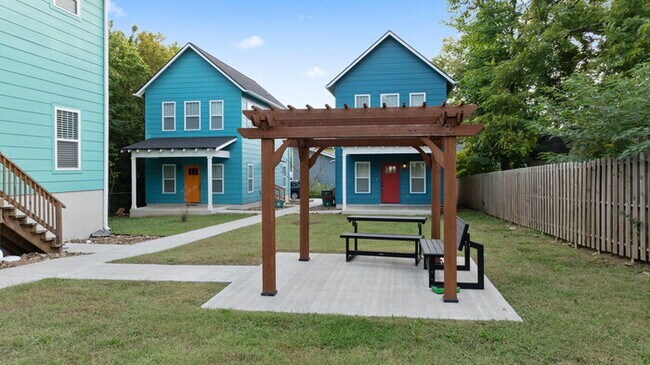 Building Photo - "Charming 2-Bed Oasis in Fayetteville with...