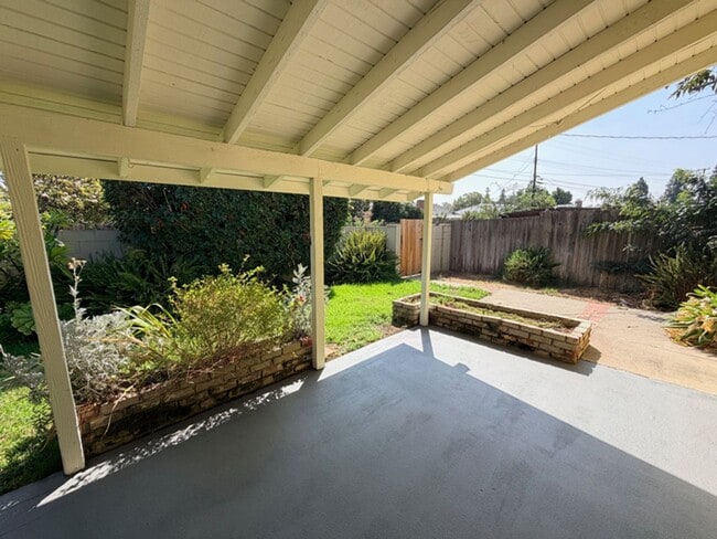 Building Photo - 4 Bdrm/2 Bath Home w/Garage and Yard in Fu...