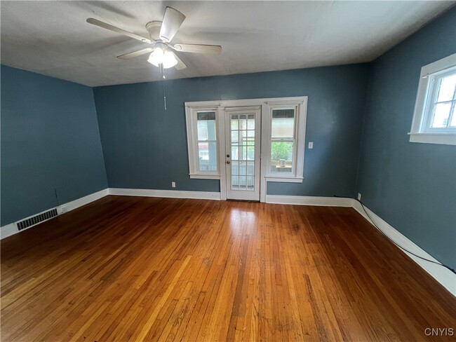 Building Photo - 526 Boyden St