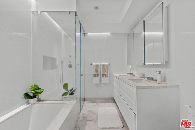 Building Photo - 838 N Doheny Dr