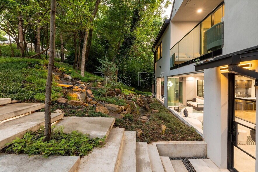 Building Photo - 4280 Shorecrest Dr