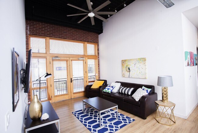 Interior Photo - 512 E Green