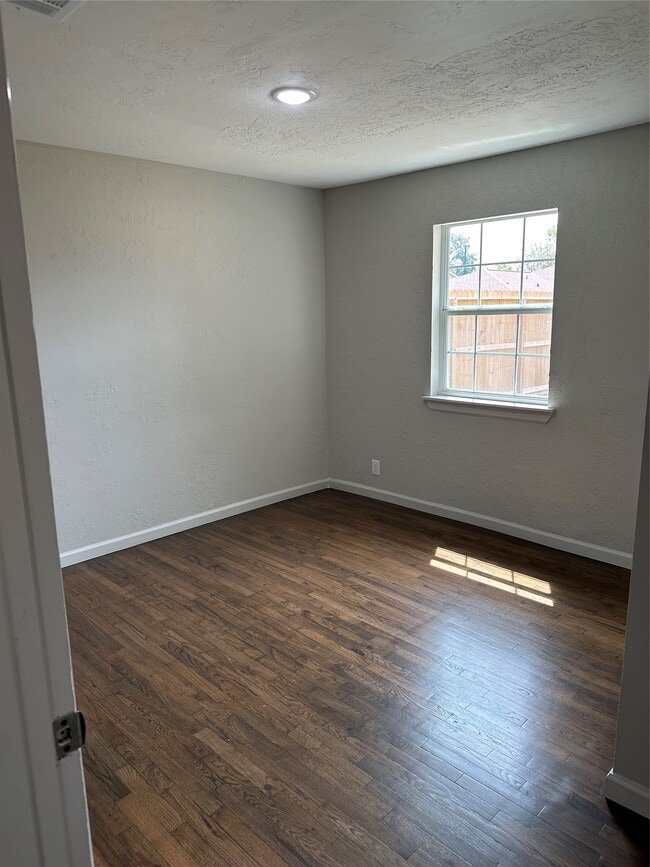 Building Photo - 2502 Kingsdale Dr