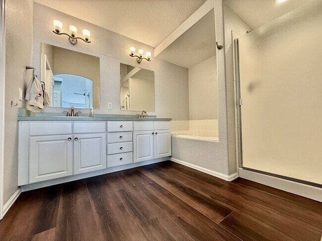 Building Photo - Beautiful 2 Bedroom Townhome- Minutes from...