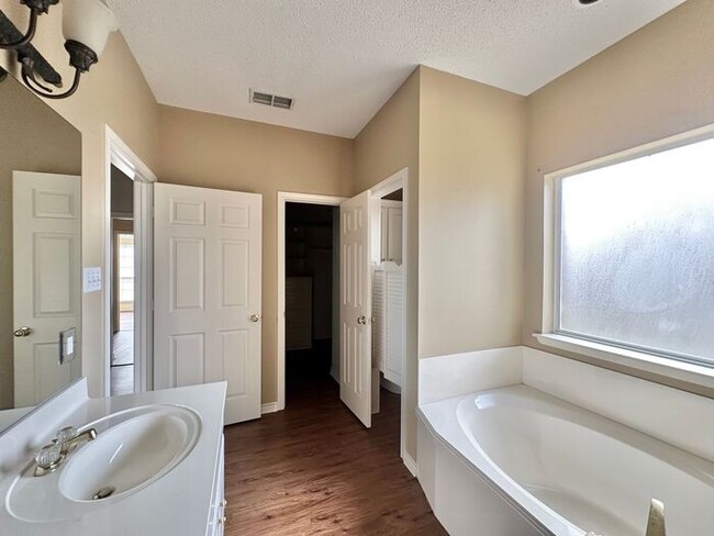 Building Photo - Stunning 3-Bedroom Home in Prime South Tyl...