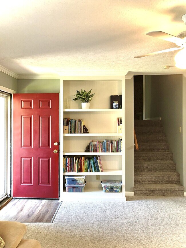Building Photo - COMING SOON... Split-Level 3Bed/2Bath in H...