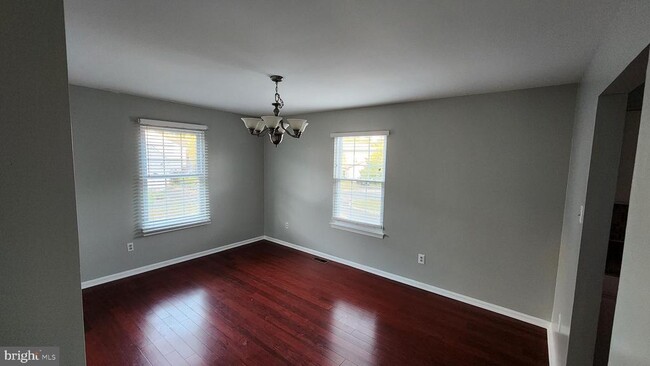Building Photo - 500 Stratford Ct