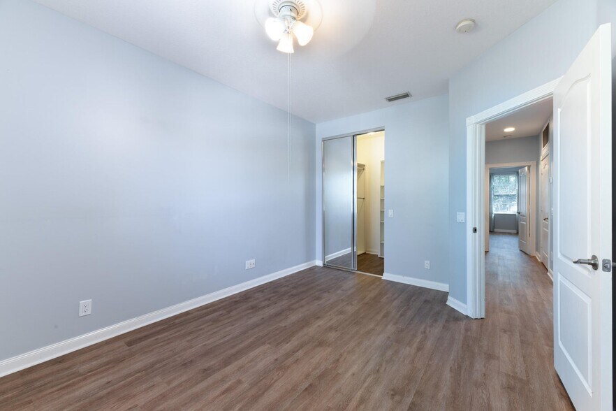 Building Photo - 340 Jacaranda Dr