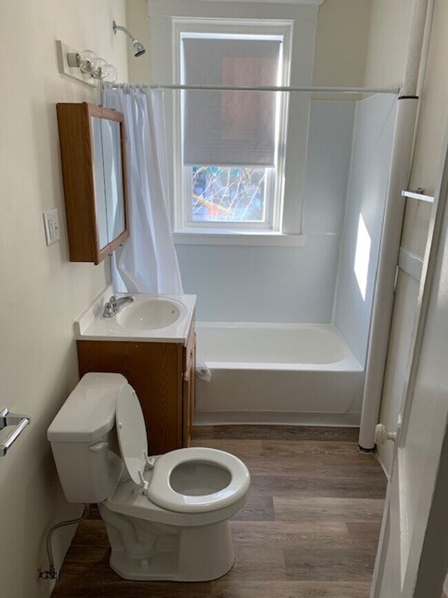 Building Photo - Huge 2 bed unit with the landlord paying the broker's fee for 9/1!!